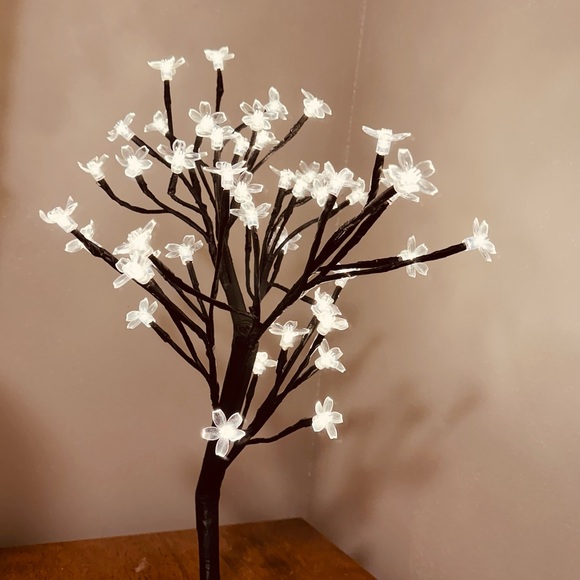 New in box Cherry blossom table light - Picture 2 of 5